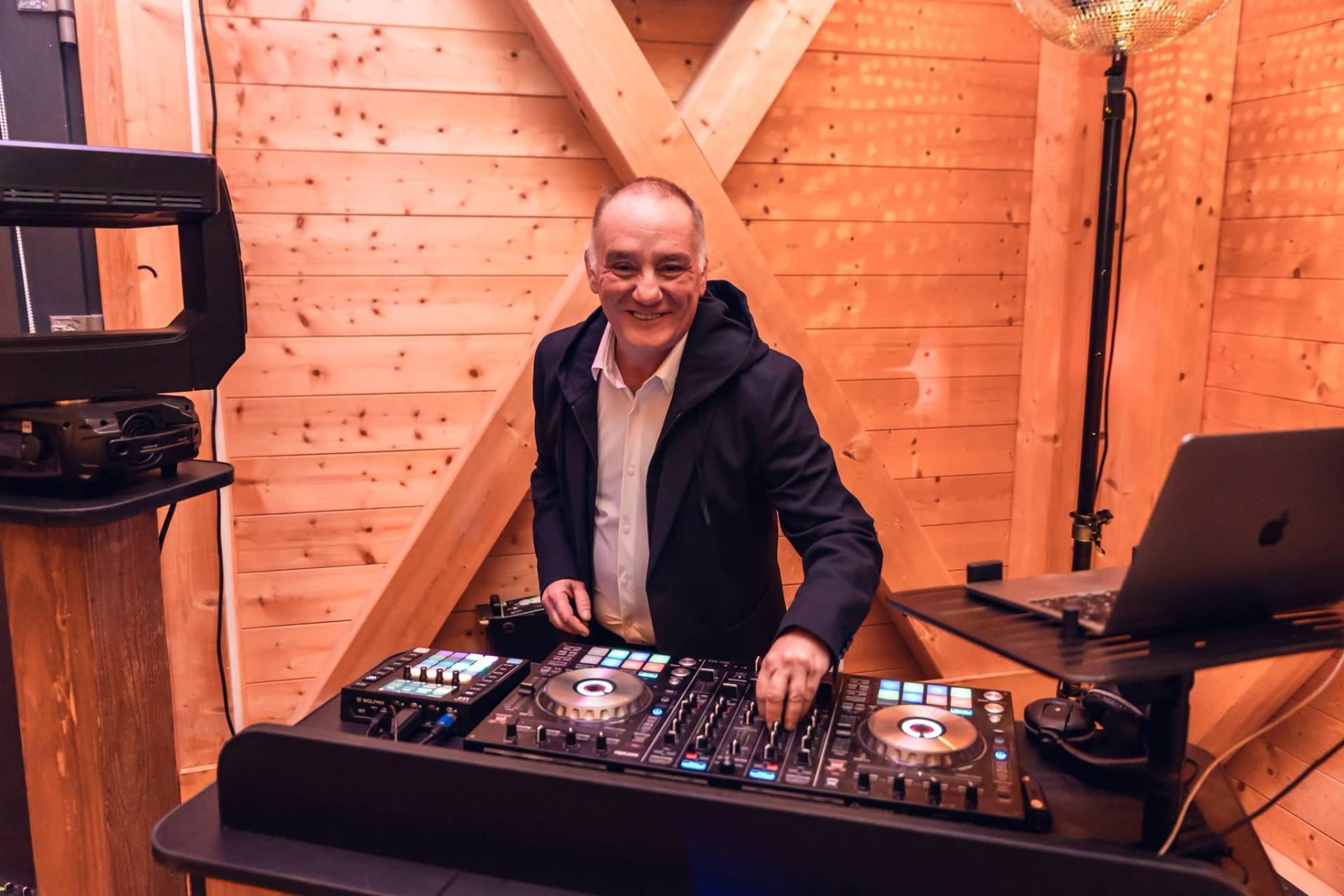 David-Alexandre – DJ animateur en Alsace aux platines Pioneer David-Alexandre, DJ et animateur DASPROD, souriant derrière ses platines Pioneer DJ lors d’une soirée en Alsace