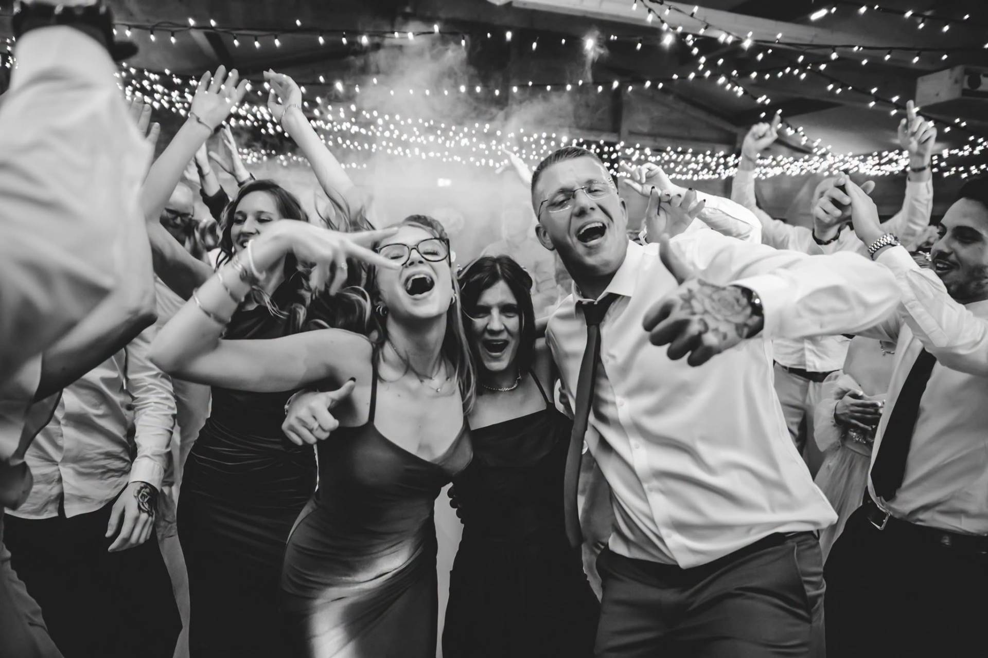 DJ animation soirée Alsace – piste de danse Invités qui dansent et chantent sous les guirlandes lumineuses sur la piste de danse d’une soirée animée par DASPROD, DJ en Alsace